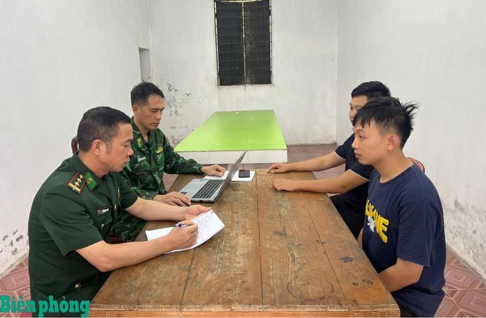 Cán bộ Đồn Biên phòng cửa khẩu quốc tế Móng Cái lấy lời khai của Xu Zhuo Tao. Ảnh: Xuân Quyết