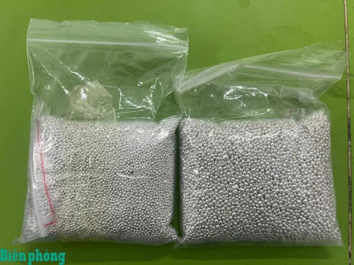 Gần 2,7kg bạc tang vật trong vụ vận chuyển trái phép hàng hóa qua biên giới bị Đồn Biên phòng cửa khẩu quốc tế Móng Cái phát hiện, thu giữ. Ảnh: Xuân Quyết