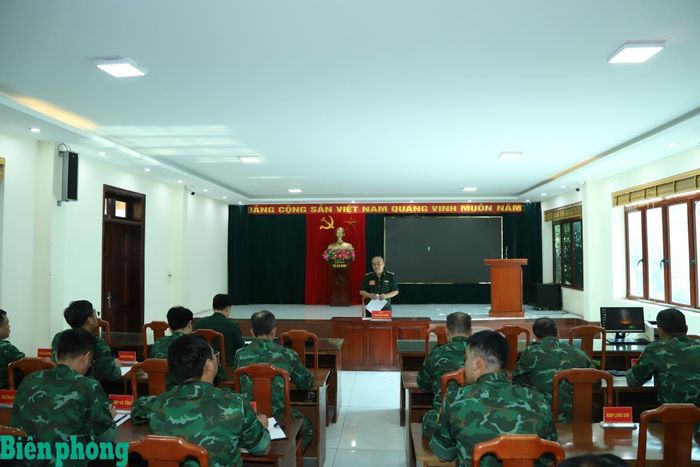 Đại tá Nguyễn Văn Khanh, Phó Tham mưu trưởng Bộ đội Biên phòng, Phó Trưởng Ban Thường trực hội thao chủ trì họp Ban tổ chức và đại diện các đoàn. Ảnh: Ngọc Lâm