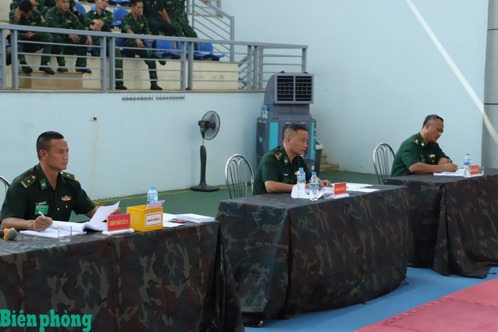 Ban giám khảo theo dõi, đánh giá phần thi kỹ thuật đánh võ của các vận động viên. Ảnh: Ngọc Lâm
