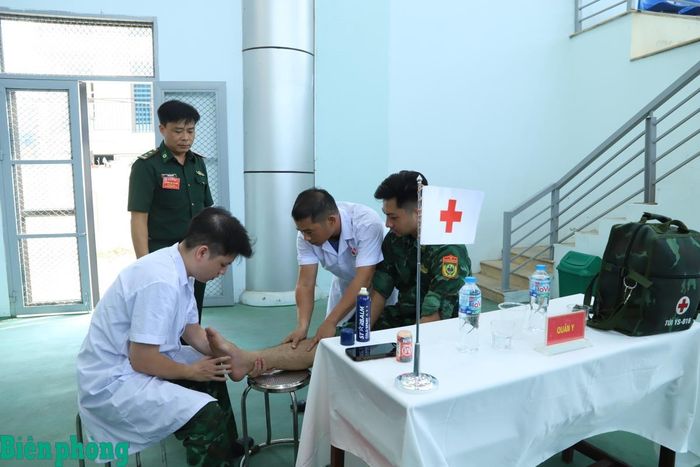 Lực lượng quân y theo dõi sức khỏe vận động viên, bảo đảm an toàn trong ngày thi đấu thứ hai. Ảnh: Ngọc Lâm