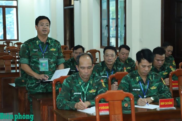 Đoàn trưởng các đoàn trao đổi, đóng góp ý kiến tại cuộc họp với Ban tổ chức Hội thao. Ảnh: Ngọc Lâm