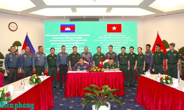 Trung tướng Sar Sambothon, Phó Tư lệnh, Tham mưu trưởng Bộ Tư lệnh Hiến binh, Quân đội Hoàng gia Campuchia và Thiếu tướng Trần Ngọc Hữu, Phó Tư lệnh Bộ đội Biên phòng, Bộ Quốc phòng Việt Nam chứng kiến hai đơn vị ký kết Bản ghi nhớ. Ảnh: Lê Khoa