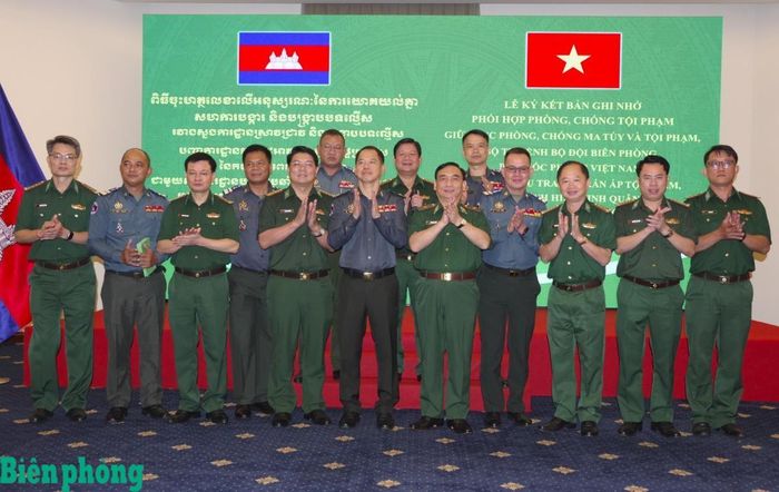 Đoàn đại biểu hai bên chụp ảnh lưu niệm. Ảnh: Lê Khoa