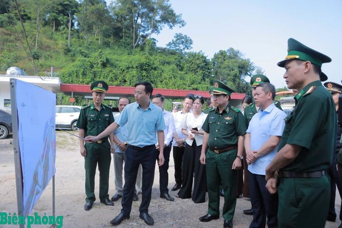 Đại diện Ban quản lý Khu kinh tế cửa khẩu báo cáo quy hoạch đường chuyên dụng vận chuyển hàng hóa. Ảnh: Kim Oanh