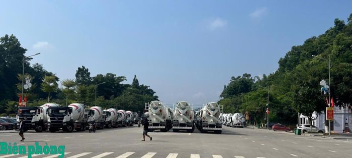 Lưu lượng hàng hóa cao điểm vượt 2.300 xe/ngày. Ảnh: Kim Oanh