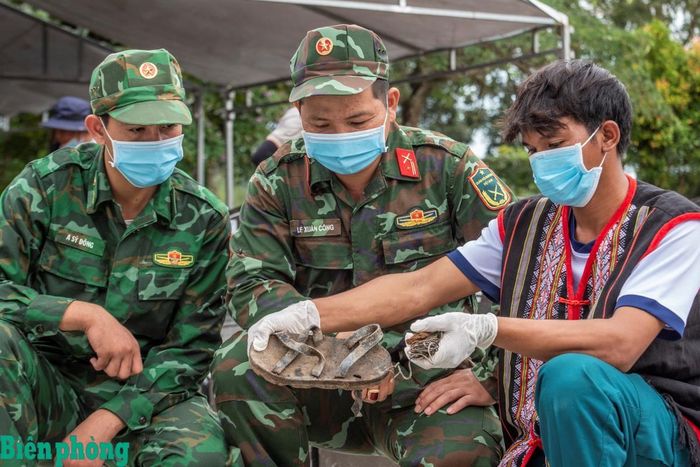 Đôi dép cao su dưới mộ vẫn còn nguyên vẹn. Ảnh: Lê Văn Chương