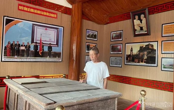  Sập gỗ xứ ủy Trung Kỳ dùng cất giấu tài liệu, truyền đơn của Đảng giai đoạn 1930-1931 và 1939-1945. ﻿Ảnh: Kim Long 