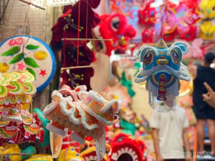 Nhiều mẫu đồ chơi như mặt nạ giấy bồi, đầu lân mini, đèn ông sao, đèn hình con cá... bày bán nhiều trước thềm Tết Trung thu 2026.