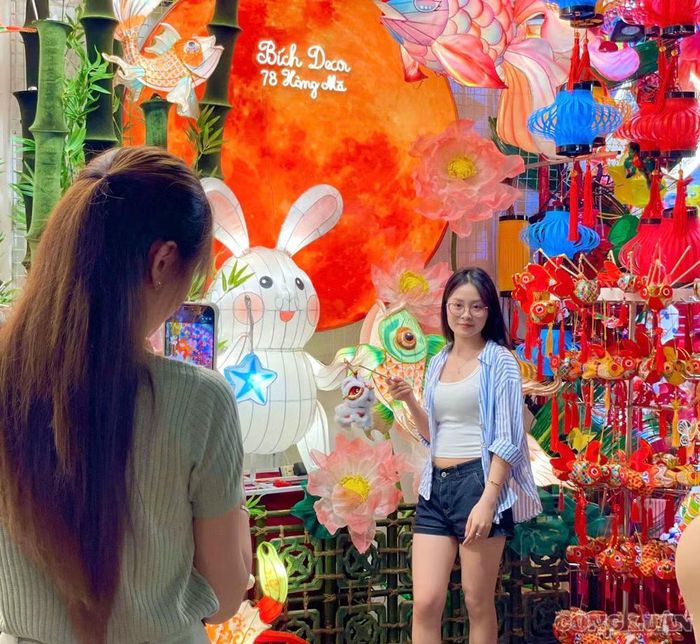 Bạn trẻ chụp hình bên gian hàng đồ chơi Trung thu nhiều sắc màu
