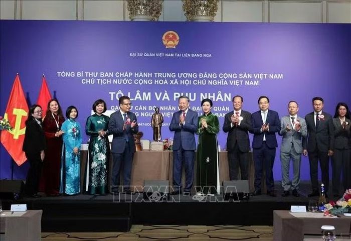  Tổng Bí thư, Chủ tịch nước Tô Lâm tặng quà cho Đại sứ quán và cộng đồng người Việt Nam tại Nga. ﻿Ảnh: Thống Nhất/TTXVN 