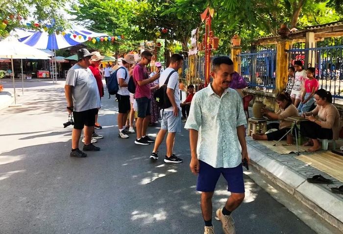 Du khách tham quan, tìm hiểu nghề làm gốm tại làng gốm Thanh Hà, Hội An. Ảnh: Đỗ Huấn