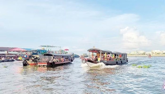 Du khách tham quan chợ nổi Cái Răng, một sản phẩm du lịch gắn với đời sống và văn hóa sông nước đặc trưng của Đồng bằng sông Cửu Long. Ảnh: Thanh Tâm