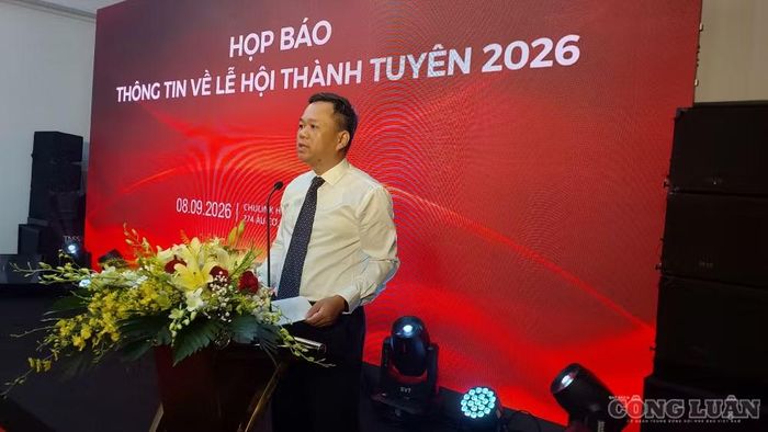 Ông Đỗ Hùng Đức, Phó Chủ tịch UBND tỉnh Tuyên Quang, thông tin tại buổi họp báo. Ảnh: Đào Vinh