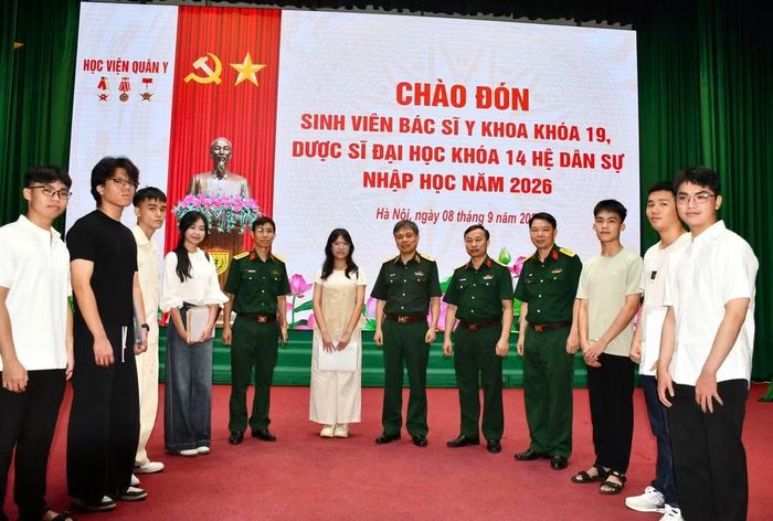 Lãnh đạo Học viện Quân y thăm hỏi động viên các tân sinh viên hệ dân sự. Ảnh: Tuấn Dũng