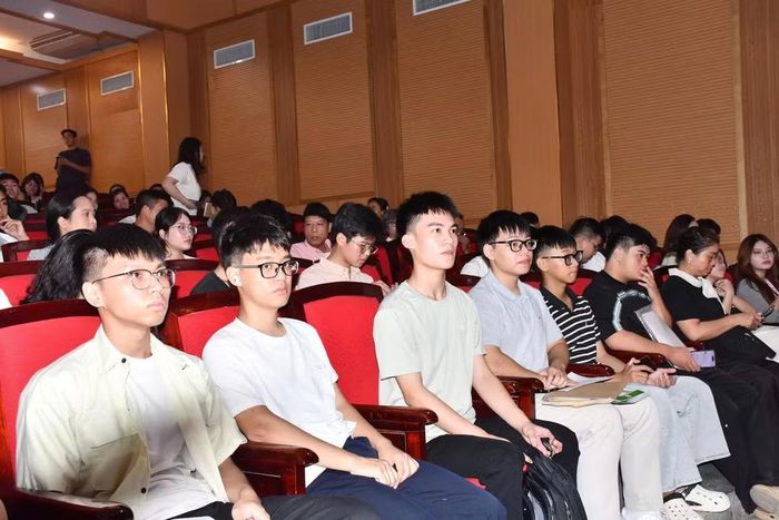 Huy Hoàng (thứ 3 từ trái qua phải) cùng các tân sinh viên tại buổi nhập học. Ảnh: Tuấn Dũng