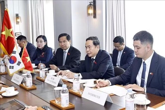 Chủ tịch Quốc hội Trần Thanh Mẫn phát biểu tại cuộc tiếp Chủ tịch Nhóm Nghị sĩ Hữu nghị Hàn Quốc - Việt Nam Moon Jin-seok. Ảnh: Doãn Tấn/TTXVN