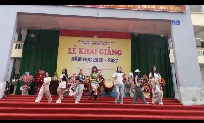 Chương trình văn nghệ ngày hôm đó được dàn dựng đan xen giữa múa dân gian, các bài hát ca ngợi quê hương đất nước và nhảy hiện đại nhằm tạo sự đa dạng