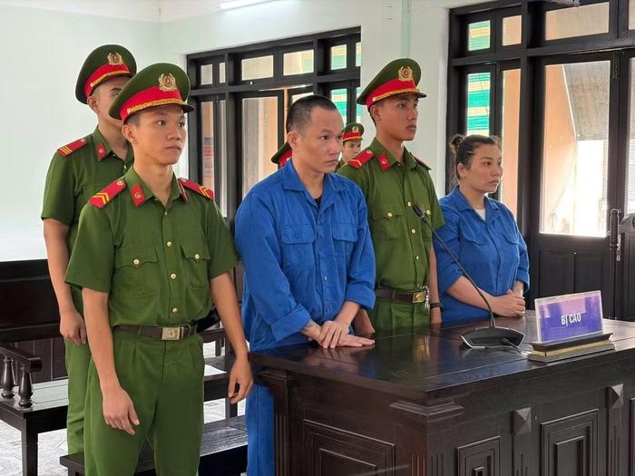 2 đối tượng Thụy và Vang khai nhận hành vi phạm tội tại phiên tòa. (ảnh Quang Thạnh).