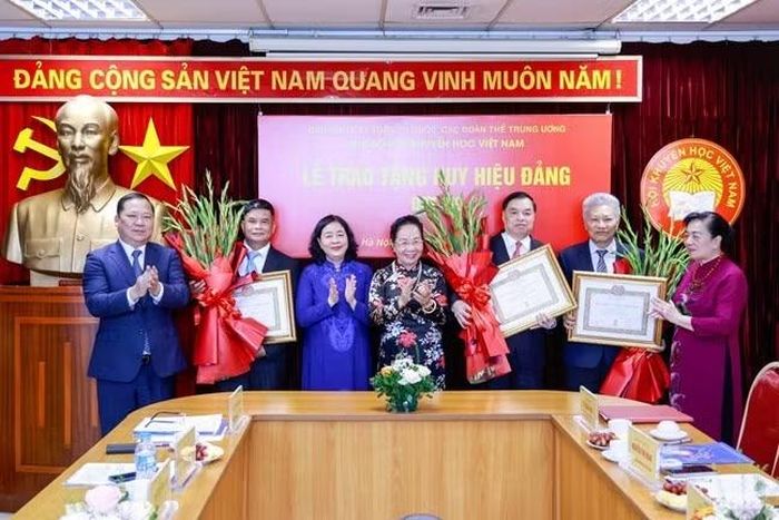  Bà Bùi Thị Minh Hoài - Ủy viên Bộ Chính trị, Bí thư Trung ương Đảng, Bí thư Đảng ủy MTTQ, các đoàn thể Trung ương, Chủ tịch Ủy ban Trung ương MTTQ Việt Nam - trao tặng Huy hiệu 35 năm tuổi Đảng. ﻿Ảnh: Quang Vinh 