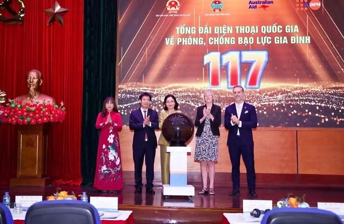 Đại biểu nhấn nút vận hành Tổng đài 117. Ảnh: BTC