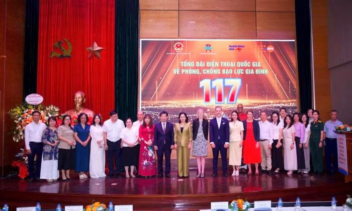 Đại biểu chụp hình lưu niệm sau lễ ra mắt Tổng đài 117. Ảnh: BTC