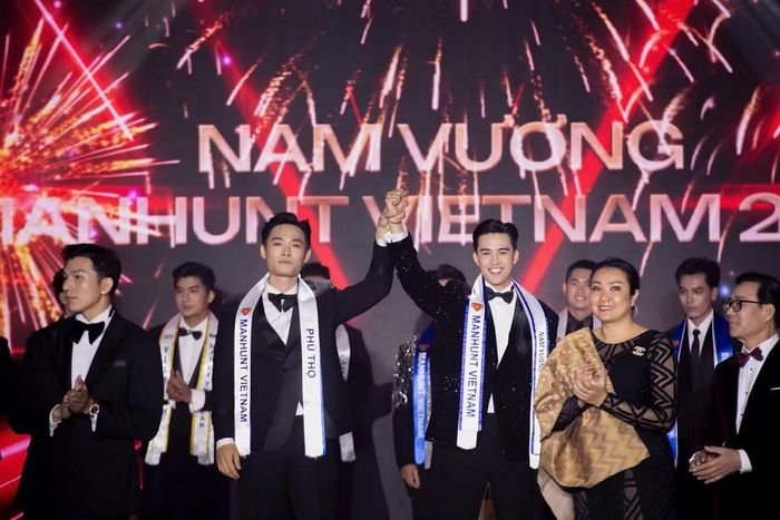 Trung Tuấn (bên phải) đạt danh hiệu Á Vương 1 tại Manhunt Vietnam 2025