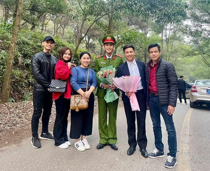 “Thượng úy Phúc” cùng đạo diễn và ekip phim Hành trình công lý