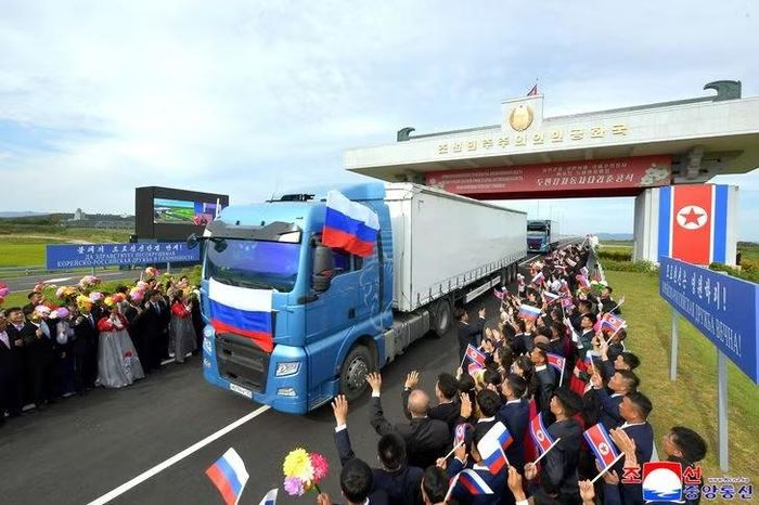 Lễ khánh thành cây cầu đường bộ nối liền Triều Tiên và Nga, ngày 7/9. Ảnh: KCNA