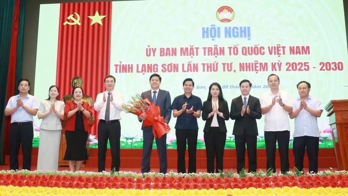 Lãnh đạo tỉnh Lạng Sơn tặng hoa chúc mừng ông Vũ Hoàng Anh, tân Chủ tịch Ủy ban MTTQ Việt Nam tỉnh Lạng Sơn - Ảnh: BLS.