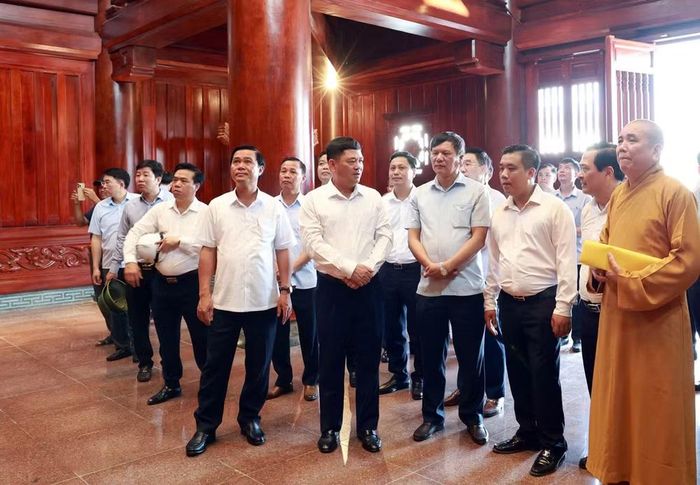 Các đồng chí lãnh đạo kiểm tra khu vực bên trong Đền thờ Bác Hồ. Ảnh: bacninh.gov.vn