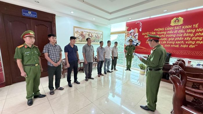 Cơ quan điều tra thi hành lệnh khởi tố các cán bộ Phân trường 1 thuộc Công ty TNHH MTV Lâm nghiệp Chư Phả. (Ảnh: Bộ Công an)