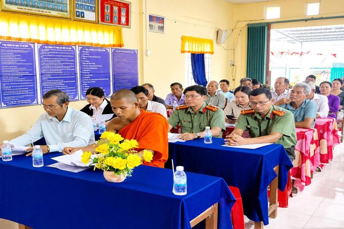 Buổi sinh hoạt mô hình "Đồng bào dân tộc thiểu số ấp 7, xã Tân Lộc tích cực tự phòng, tự quản về an ninh, trật tự", góp phần phát huy vai trò của Nhân dân trong bảo vệ bình yên địa bàn (Ảnh: H.Đ).