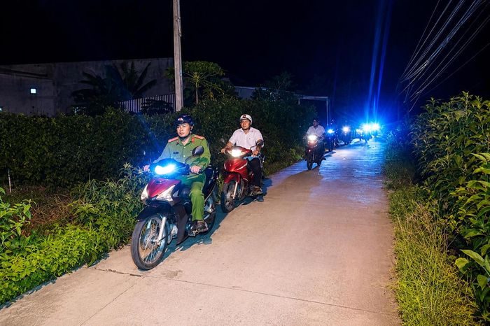 Thành viên Câu lạc bộ "3 tích cực trong đồng bào dân tộc Khmer" xã Hưng Hội phối hợp Công an xã tuần tra, giữ gìn an ninh, trật tự tại các phum, sóc (Ảnh: H.Đ).