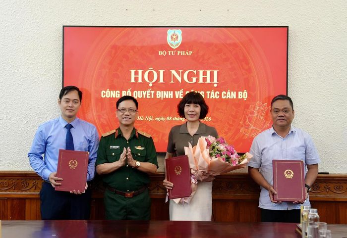 Thiếu tướng Nguyễn Chí Công trao quyết định bổ nhiệm, miễn nhiệm cho các công chức thuộc Bộ Tư pháp.