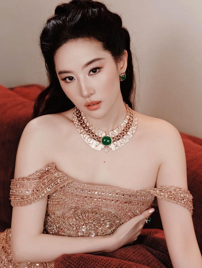 Nữ diễn viên khoe vẻ đẹp sang trọng, "châu tròn ngọc sáng".