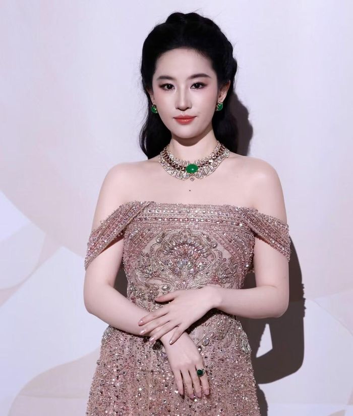 Lưu Diệc Phi xuất hiện trong trang phục được may đo cao cấp, tỉ mỉ.