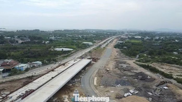 Sự chênh lệch tiến độ càng rõ khi đặt cạnh những gói thầu đã đạt trên 90% khối lượng và đang tổ chức thi công liên tục để hoàn thành trong tháng 11.