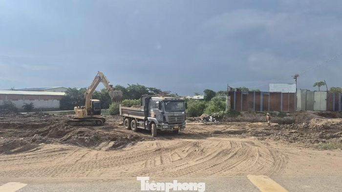 Đây cũng là khu vực được đánh giá có tiến độ chậm nhất trên toàn tuyến. Tại một số vị trí, các hạng mục xây dựng chính chưa được triển khai rõ rệt, trong khi những đoạn khác đã bước vào giai đoạn hoàn thiện.