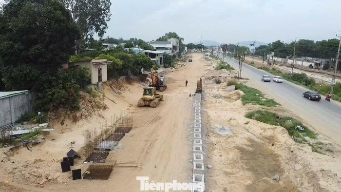 Theo ghi nhận, tại một số đoạn từ nút giao ĐT994 đến điểm cuối tuyến, công tác thi công vẫn chủ yếu tập trung vào san lấp mặt bằng.
