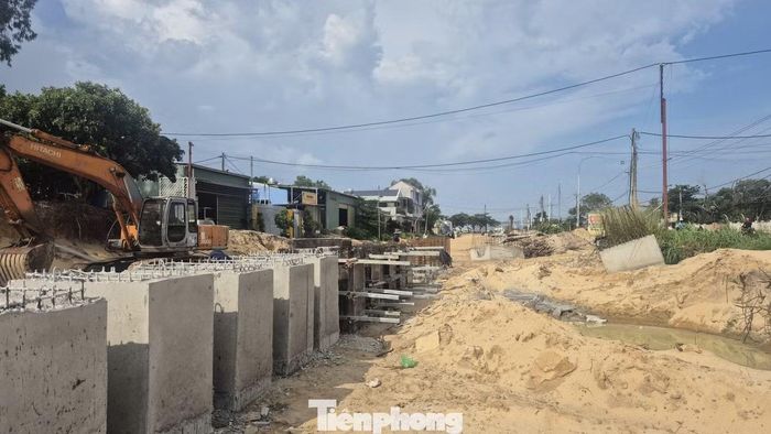 Với mục tiêu hoàn thành toàn tuyến vào cuối năm 2026, áp lực đang dồn lên các nhà thầu còn chậm tiến độ. Đặc biệt, tại những khu vực có nền đất yếu, việc vừa xử lý kỹ thuật, vừa đẩy nhanh thi công là bài toán không đơn giản.