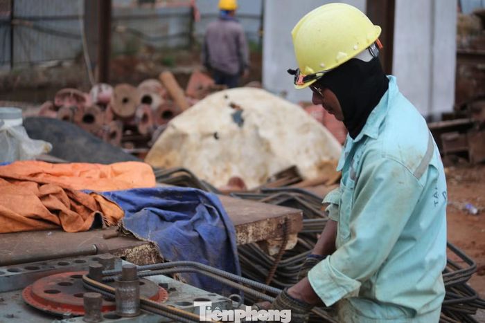 Ông Lê Kim Hữu Long - công nhân đang làm việc trên công trường - cho biết, thời gian qua, nhà thầu yêu cầu công nhân làm xuyên lễ, xuyên ngày nghỉ để kịp tiến độ nên tiền công, tiền lương cũng khá hơn.