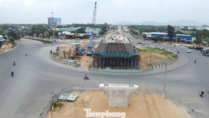 Tại khu vực nút giao cuối tuyến ở vòng xoay Phước Thắng, Đường 2 Tháng 9, các hạng mục cầu vượt đang được triển khai. Hiện các trụ cầu đang trong quá trình xây dựng. Phần mặt bằng phục vụ thi công cầu đã hoàn thiện khoảng 70%. Đây là vị trí có ý nghĩa quan trọng trong việc kết nối tuyến đường mới với mạng lưới giao thông hiện hữu, đưa dòng phương tiện từ tuyến cao tốc về khu vực đô thị Vũng Tàu và hướng ra biển. Tuy nhiên, đi dọc tuyến, không khó để nhận thấy sự khác biệt về tiến độ giữa các khu vực.