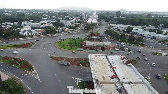 Khoảng 13km đầu tuyến có tốc độ thiết kế tối đa 100 km/h, đoạn cuối tuyến giảm còn 80 km/h. Dự án được chia thành 3 dự án thành phần, triển khai đồng loạt. Trong đó, một số đoạn đi qua khu vực đầm lầy, nền đất yếu được đánh giá có điều kiện thi công phức tạp, đòi hỏi thời gian xử lý kỹ thuật. Theo kế hoạch, công trình hoàn thành vào cuối năm 2026. Tuy nhiên, khi thời gian không còn nhiều, tiến độ trên công trường đang cho thấy những hình ảnh trái ngược.