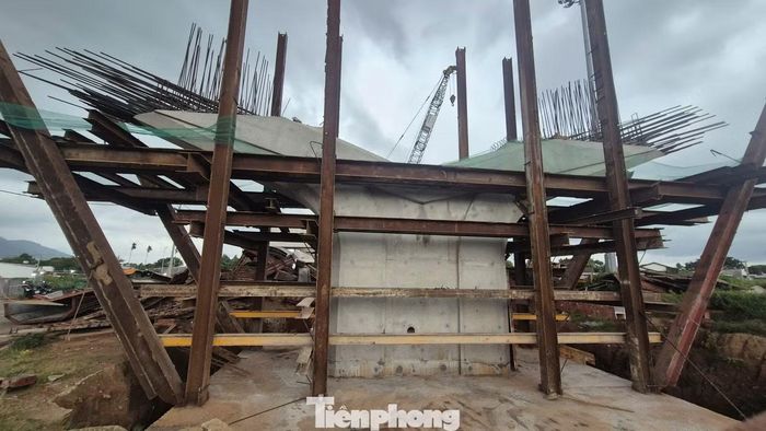 Việc tăng ca, tăng kíp đang được nhiều nhà thầu triển khai trong bối cảnh thời gian thực hiện dự án không còn nhiều.
