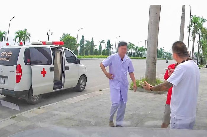 Hình ảnh người mặc áo blouse trắng tư vấn cho người nhà bệnh nhân trên chuyến xe đưa người bệnh về nhà (Ảnh người nhà bệnh nhân cung cấp)