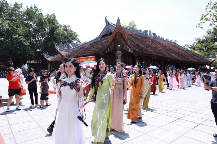 Thí sinh Đoàn Hải Lan (SBD 024) bày tỏ: “Đến địa phương và nhìn thấy người dân đứng chờ dưới trời nắng là một trong những khoảnh khắc đặc biệt nhất cuộc thi".