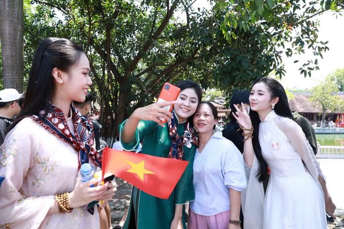 Lần đầu trực tiếp gặp các thí sinh, chị Thúy Điểm (Đồng Kỵ) nhận xét các cô gái đều xinh đẹp, cao ráo. Với chị, niềm vui không chỉ nằm ở việc được ngắm thí sinh Hoa hậu Việt Nam ngoài đời, mà còn ở cơ hội để quê hương mình xuất hiện trong hành trình trải nghiệm của thí sinh.