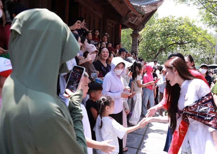 “Tôi thực sự bất ngờ và xúc động khi biết có rất đông người dân đã đến từ sáng để chờ chúng tôi. Đến lúc đoàn xuất hiện, trời nắng to nhưng mọi người vẫn đứng đó, vẫy tay và chào đón. Tôi cảm nhận được tình cảm chân thành mà người dân dành cho các thí sinh", thí sinh Nguyễn Ngọc Thảo Nguyên (SBD 450) chia sẻ.