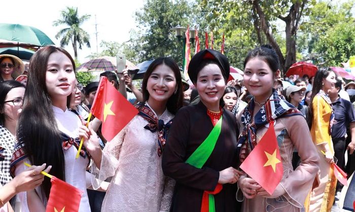 “Chúng tôi là những cô gái đang tham gia cuộc thi Hoa hậu Việt Nam 2026, chưa biết mình sẽ đi đến đâu. Vì vậy, việc được người dân chờ đón và dành nhiều tình cảm như vậy khiến tôi rất bất ngờ. Tôi trân trọng khoảnh khắc này bởi nó đến trước cả khi chúng tôi có một danh hiệu", thí sinh Trần Phương Linh (SBD 345) chia sẻ.